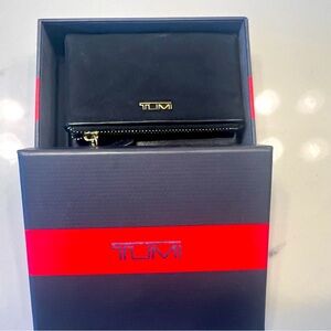 🌸 NWOT: TUMI - Voyageur Flap Card Holder Case - Compact Wallet - Black